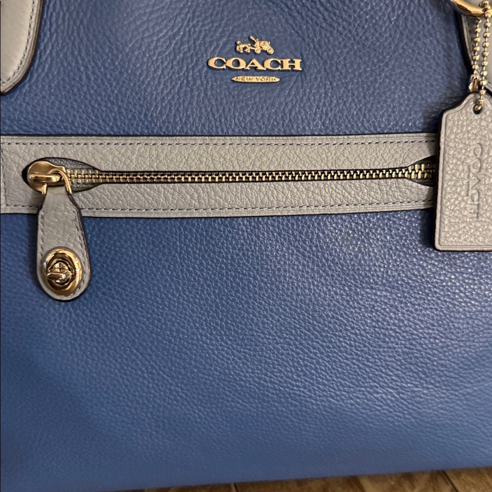 Like NWOT, Coach vintage gorgeous Taylor Tote in  blue / contrast handles . - Picture 3 of 8